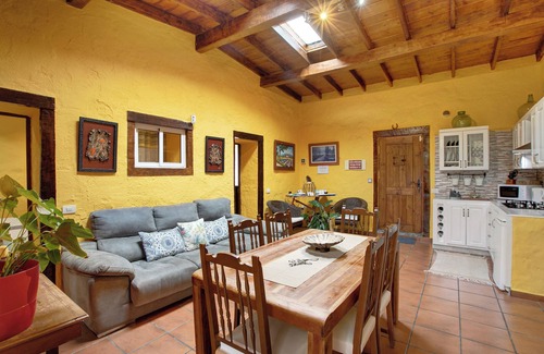 Arico House | Vacation Home "Casa Candelaria" with Views of El Teide, Private Pool & Wi-Fi