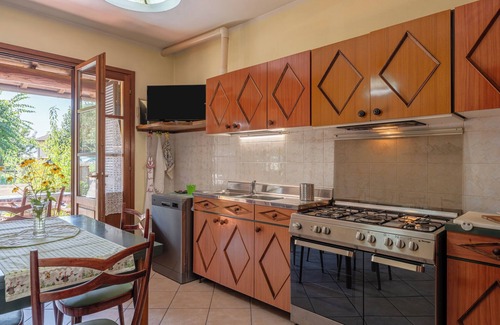 Pieve Fosciana House | Vacation Home "Di Nonna Adriana" with Shared Garden & Wi-Fi