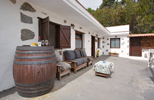Icod de los Vinos House | Vacation Home 'Ca Luis' with Mountain View, Shared Terrace and Wi-Fi