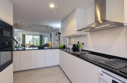 New Golden Mile House | Vacation Home 'Frontline Paradise Townhouse' Near the Beach with Balcony & Pool
