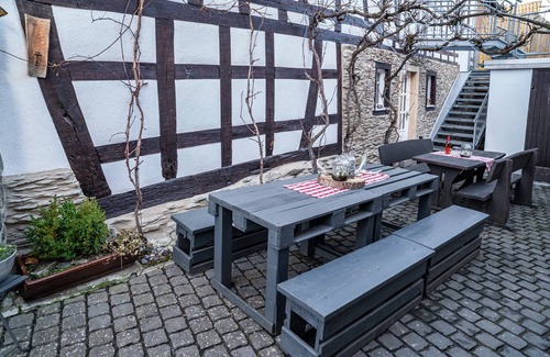 Wallhausen House | Vacation Home "Gästehaus Vis À Vis" with Mountain View, Shared Garden & Wi-Fi