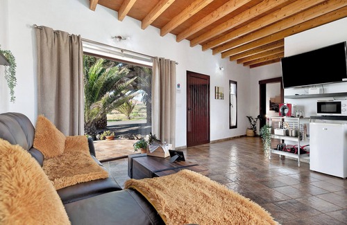 Teguise House | Vacation Home 'Guenia I' with Mountain View, Wi-Fi and Air Conditioning
