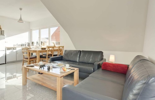 Wohlenberg House | Vacation Home "Haus Münster Wohnung 2" with Sea View, Private Garden & Wi-Fi