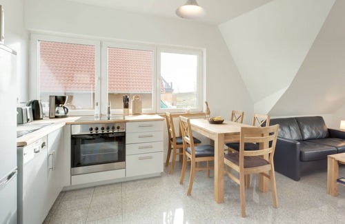 Wohlenberg House | Vacation Home "Haus Münster Wohnung 2" with Sea View, Private Garden & Wi-Fi