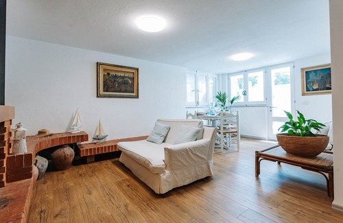 S'oru e Mari House | Vacation Home "Laku Sea" with Private Terrace, Private Garden & Wi-Fi