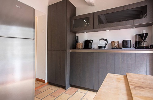 Porquerolles House | Vacation Home 'La Maison et Son Jardin Clos' with Private Terrace & Wi-Fi