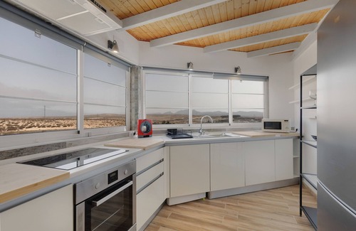 Bahia Calma House | Vacation Home 'Las Arenas Family' with Mountain View, Private Terrace and Wi-Fi