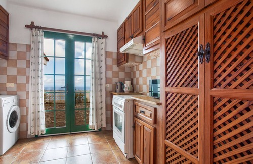 Tacoronte House | Vacation Home 'Los Dragos Y Volcán' with Sea View, Private Terrace and Wi-Fi