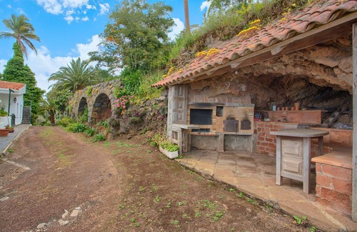 Tacoronte House | Vacation Home 'Los Dragos Y Volcán' with Sea View, Private Terrace and Wi-Fi