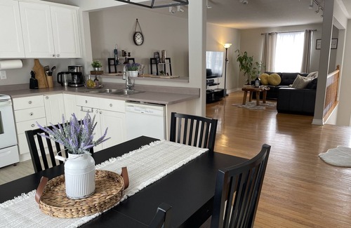 Innisfil House | Vacation Home on Simcoe lake