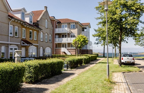 Wemeldinge House | Vacation home on the lock platform on the waterfront