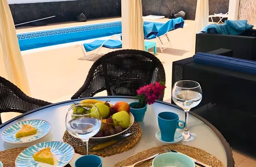 Playa Blanca House | Vacation Home 'Queen Papagayo Vetusta' with Private Pool, Wi-Fi and Air Conditioning