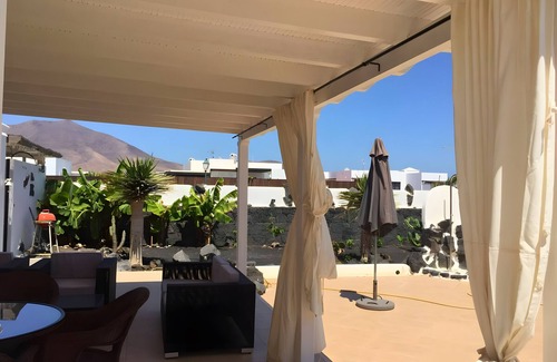 Playa Blanca House | Vacation Home 'Queen Papagayo Vetusta' with Private Pool, Wi-Fi and Air Conditioning