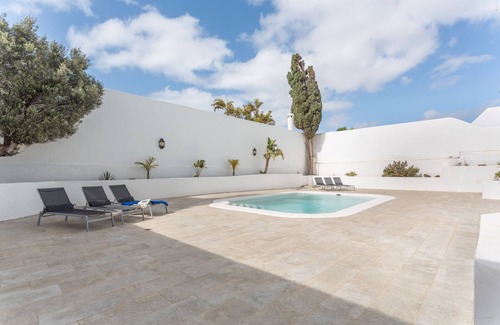 Playa del Cable House | Vacation Home 'Queen Vetusta -Pool and Tennis' with Shared Pool, Shared Terrace and Wi-Fi
