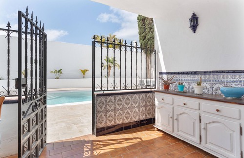 Playa del Cable House | Vacation Home 'Queen Vetusta -Pool and Tennis' with Shared Pool, Shared Terrace and Wi-Fi