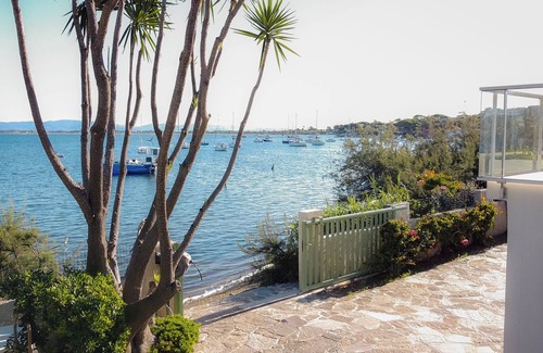 Giens House | Vacation home right on the water, ideal for families and water sports enthusiasts.