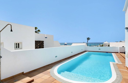 Arrieta Villa | Vacation Home 'Turqué' with Sea View, Pool & Wi-Fi