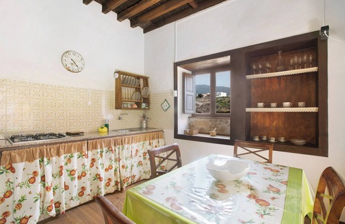 Villa de Arico House | Vacation Home "Villa Esperanza" with Mountain View, Private Terrace & Wi-Fi