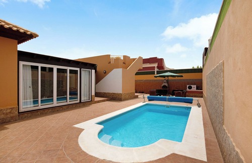 Corralejo Villa | Vacation Home 'Villa Contenta' with Pool & Wi-Fi