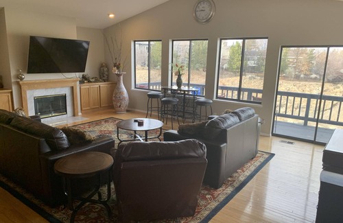 Reno House | VACATION IN ELEGANCE WITHIN FOUR MILES RENO'S ENTERTAINMENT DISTRICT