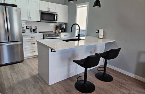 Central Okanagan House | Vacation in luxury ! A golfers Dream.Modern newly built modular home.