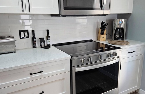 Central Okanagan House | Vacation in luxury ! A golfers Dream.Modern newly built modular home.