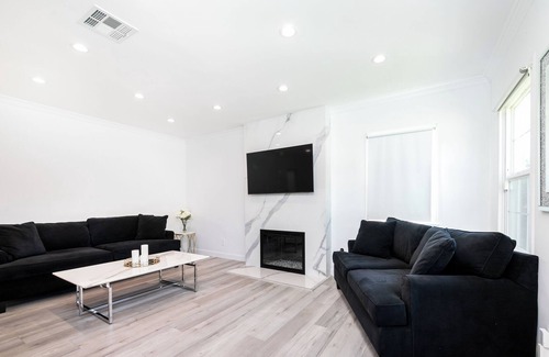 Crescenta Highlands House | Vacation in style! Modern 3bd/2 bath centrally located private home.