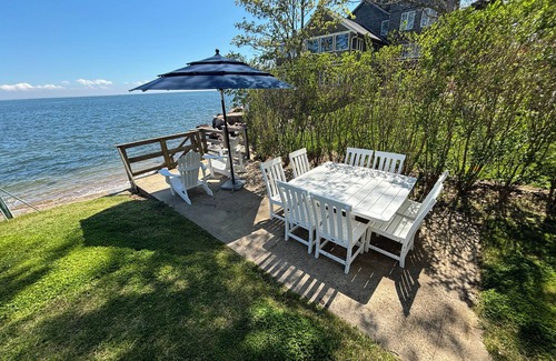 Clinton House | Vacation in the Grove. Only 1 week left! 8-3-24 to 8-10-24