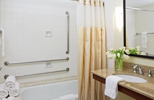 Alexandria West House | Vacation Is Calling! 4 Convenient Units, Pool, Near Old Town, Pentagon City
