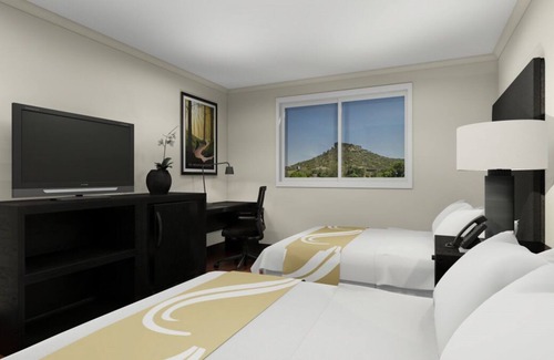 Castle Rock House | Vacation is Calling! Free Parking, Free Breakfast, Near Red Hawk Golf Course