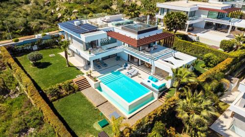 New Golden Mile Villa | VACATION MARBELLA I Villa Martinica, Turquoise Heated Pool, Rooftop Hot Tub with Sea View, Cine Room, 5 min to the Beach