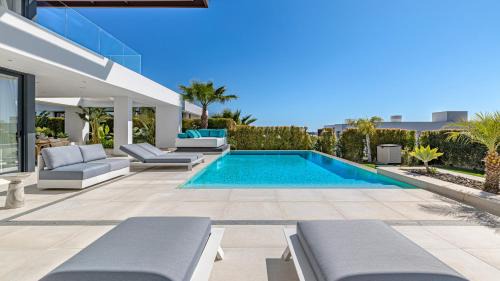 New Golden Mile Villa | VACATION MARBELLA I Villa Martinica, Turquoise Heated Pool, Rooftop Hot Tub with Sea View, Cine Room, 5 min to the Beach