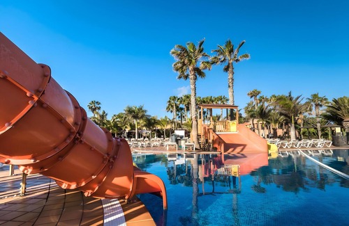 Corralejo Apartment | Vacation 'Oasis Duna Casa Martineli' with Shared Pool, Balcony and Wi-Fi