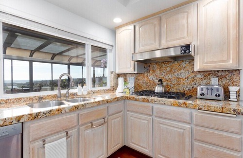 Solana Beach House | Vacation Oasis! Ocean Views|Mini Golf|King-Suites