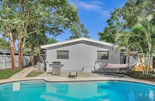 Driftwood House | Vacation pool home Tranquil