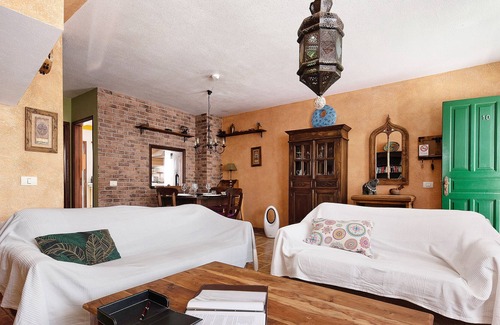 Alcala House | Vacation Rental Casa Manus with Terrace & Wi-Fi