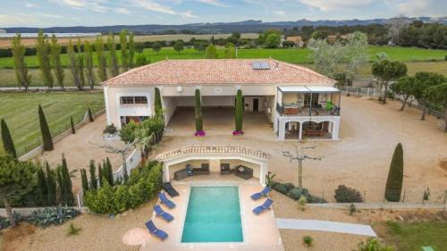 Arles House | Vacation rental with pool and Jacuzzi, close to Arles - sleeps 10