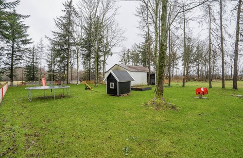 Billund Municipality Apartment | Vacation rooms in a shared house with a large garden and play facilities.