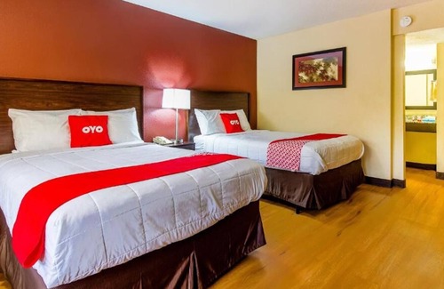 Moline House | Vacation Starts Here! Pets Allowed, Free Parking, Close to John Deere Pavilion