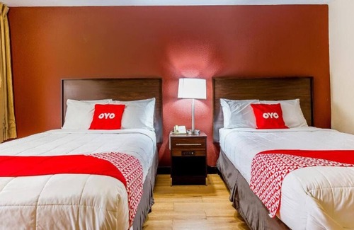 Moline House | Vacation Starts Here! Pets Allowed, Free Parking, Close to John Deere Pavilion