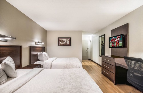 Woburn Hotel | Vacation Starts Here! Pets Allowed and FREE Parking, Steps to Woburn Mall!