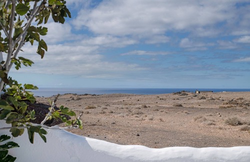 Arrecife Apartment | Vacation Studio 'Apartamento Pitaya' with Sea View, Wi-Fi and Air Conditioning