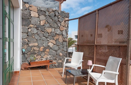Yaiza Apartment | Vacation 'Suite Junior Con Vistas Al Jardin' with Mountain View, Wi-Fi and Air Conditioning