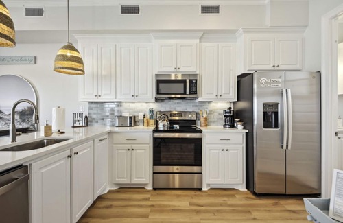 Gulfport House | Vacation Vibes - Beachfront Home | Steps to the water <10 to downtown Gulfport