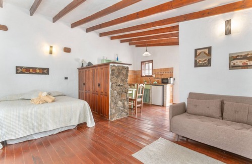 Maguez Villa | Vacation Villa 'Casa Rural La Molina' with Mountain View, Private Terrace and Wi-Fi