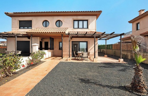 La Oliva Villa | Vacation Villa 'Escapada' with Sea & Mountain View, Pool & Wi-Fi