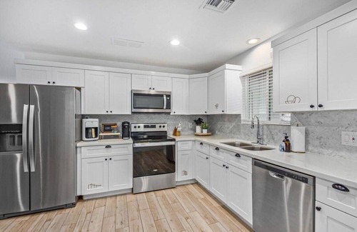 New Papago Parkway House | Vacay on Villa|Pool + Putting Grn|Old Town