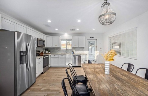 New Papago Parkway House | Vacay on Villa|Pool + Putting Grn|Old Town