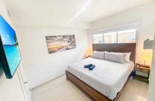 Naranja House | Vacay Spot experience Luna Sky! 65" TV BAR, BBQ, SHOWER massage jets, music, go to FL Keys