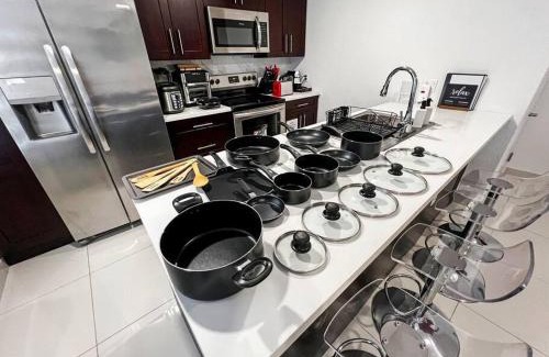 Naranja House | Vacay Spot experience Luna Sky! 65" TV BAR, BBQ, SHOWER massage jets, music, go to FL Keys